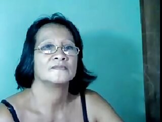 Brunette کے bombshell سجانا سپیئرز سامان اس کے twat کے ساتھ ایک طویل dildo کے